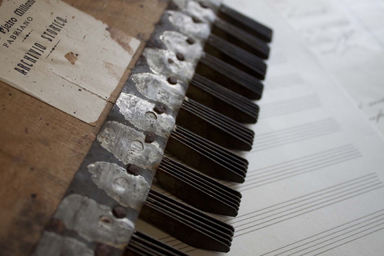 Combs to make music paper - XIX sec.