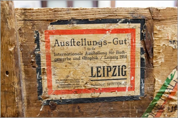 Authentic wooden box containing 10 folders of old paper since XIII century